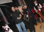 Серж Фери вручает кубок победителей Дю Елене директору кафе Робинзон команды победительницы: превью